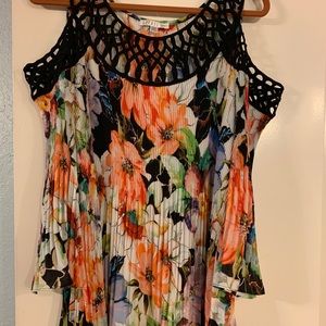 1X cold shoulder • pleated • black lace tunic